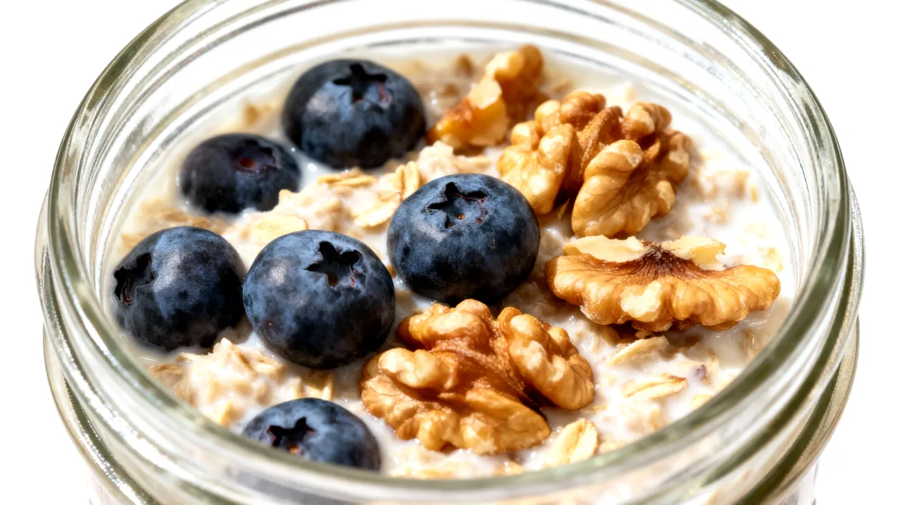 Bircher-Müsli mit Walnüssen und Blaubeeren in einem Einmachglas"